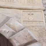 La scritta, assieme ad altre due incisioni pi� piccole situate sotto due croci su globi, annuncia l�ingresso a quello che doveva essere un antico luogo sacro